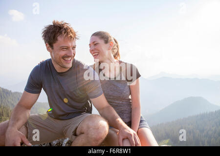 Junge Paare, die Spaß am Berg Stockfoto