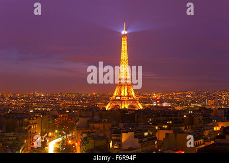 Eiffel Turm Licht Leistung zeigen in der Nacht. Stockfoto