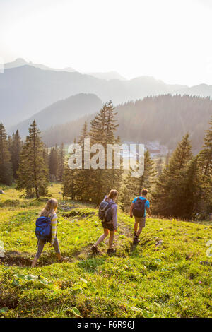 Gruppe von Freunden wandern in Berglandschaft Stockfoto