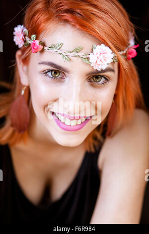 Schöne Frau im Hippie-Stil-Mode Stockfoto