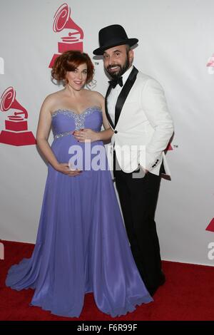 Alisha Gaddis, Lucky Diaz im Ankunftsbereich für 2015 Latin Recording Academy Person des Jahres Tribut, Mandalay Bay Resort und Casino Events Center, Las Vegas, NV 18. November 2015. Foto von: James Atoa/Everett Collection Stockfoto