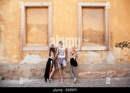 Junge Menschen in Mode im Hippie-Stil Stockfoto