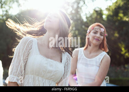 Junge Frau im Hippie-Stil-Mode ihr Haar streichen Stockfoto