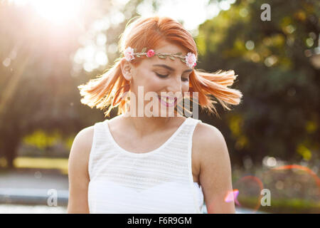 Junge Frau im Hippie-Stil-Mode ihr Haar streichen Stockfoto