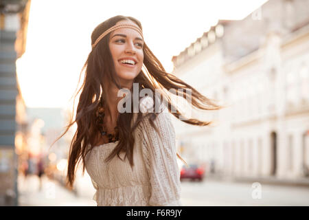 Junge Frau mit zerzausten Haaren und Stirnband Stockfoto