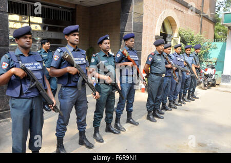 Dhaka, Bangladesch. 19. November 2015. Bangladeshi Polizisten Wache vor dem Tor der zentrale Gefängnis in Dhaka, Bangladesh, 19. November 2015. Höchste Gericht Bangladeschs hat Berufung gegen zwei Führer der Opposition gegen ihre Todesurteile wegen Verbrechen gegen die Menschlichkeit während des Landes Unabhängigkeitskrieges im Jahre 1971 abgelehnt. © Shariful Islam/Xinhua/Alamy Live-Nachrichten Stockfoto