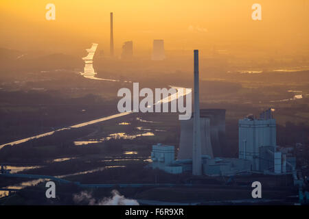 Erneuert-Kraftwerk vor, RWE Power, Kohle-Kraftwerk STEAG Bergkamen hinter, bei Sonnenuntergang mit Nebel, smog Stockfoto