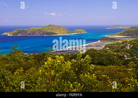 Blick auf Port Glaud Strand und die Bucht, Insel Mahe, Westküste, Seychellen Stockfoto