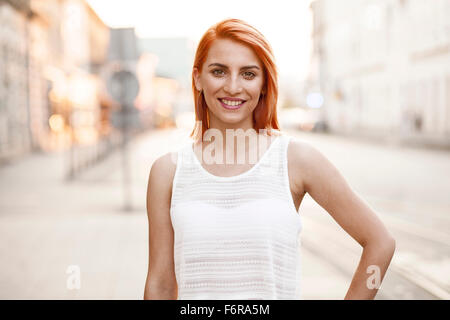 Rothaarige Frau im weißen Sommerkleid Stockfoto