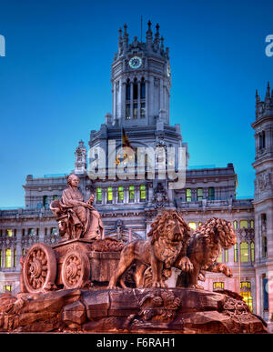 Spanien, Madrid, Plaza de Cibeles mit Fuente de Cibele in der Abenddämmerung Stockfoto