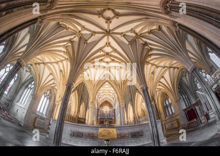 Blick auf den Chor vom östlichen Ende von der gotischen Kirche St. Andrew, ist die Kathedrale des Bischofs von Bath und Wells. Stockfoto