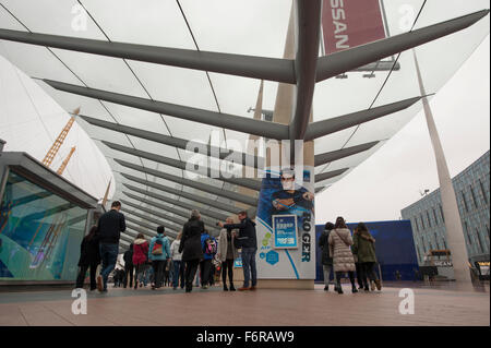 O2 Arena, London, UK. 19. November 2015. Barclays ATP World Tour Finals. Zuschauer kommen Sie früh in der O2 bei nassem Wetter für den Nachmittag Match zwischen Roger Federer und Kei Nishikori. Bildnachweis: Sportsimages/Alamy Live-Nachrichten Stockfoto