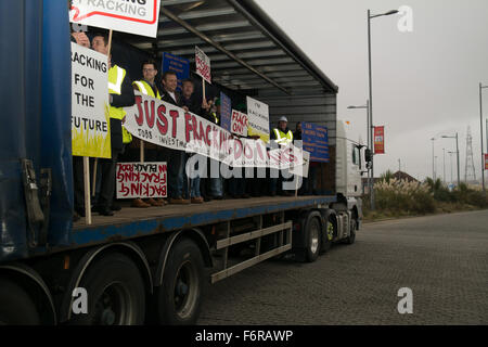 Blackpool UK, 19. November 2015, News. Fracking ist immer noch von einigen Leuten als Protest zeigt außen Blackpool Fußballplatz Vormittag wollte. Eine Gruppe von rund 50 Demonstranten singen und singen "Wir wollen Fracking nun" im Inneren ein LKW-Anhänger auf Seasiders Weg an der Hauptroute in Stadt Zentrum von Blackpool. Bildnachweis: Gary Telford/Alamy Live News Stockfoto