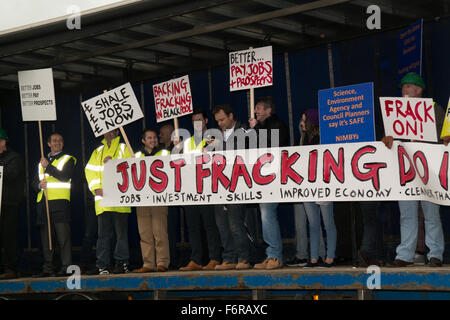 Blackpool UK, 19. November 2015, News. Fracking ist immer noch von einigen Leuten als Protest zeigt außen Blackpool Fußballplatz Vormittag wollte. Eine Gruppe von rund 50 Demonstranten singen und singen "Wir wollen Fracking nun" im Inneren ein LKW-Anhänger auf Seasiders Weg an der Hauptroute in Stadt Zentrum von Blackpool. Bildnachweis: Gary Telford/Alamy Live News Stockfoto