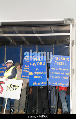 Blackpool UK, 19. November 2015, News. Fracking ist immer noch von einigen Leuten als Protest zeigt außen Blackpool Fußballplatz Vormittag wollte. Eine Gruppe von rund 50 Demonstranten singen und singen "Wir wollen Fracking nun" im Inneren ein LKW-Anhänger auf Seasiders Weg an der Hauptroute in Stadt Zentrum von Blackpool. Bildnachweis: Gary Telford/Alamy Live News Stockfoto