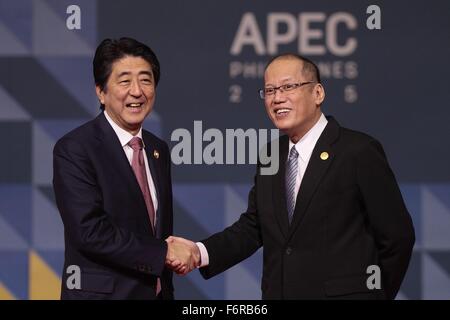 Manila, Philippinen. 19. November 2015. Japan Premierminister Shinzo Abe mit philippinische Präsident Benigno Aquino III. während der APEC Leaders Summit im Philippine International Convention Center 19. November 2015 in Manila, Philippinen. Stockfoto