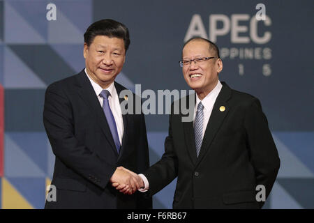 Manila, Philippinen. 19. November 2015. Chinesischen Staatspräsidenten Xi Jinping mit philippinische Präsident Benigno Aquino III. während der APEC Leaders Summit im Philippine International Convention Center 19. November 2015 in Manila, Philippinen. Stockfoto