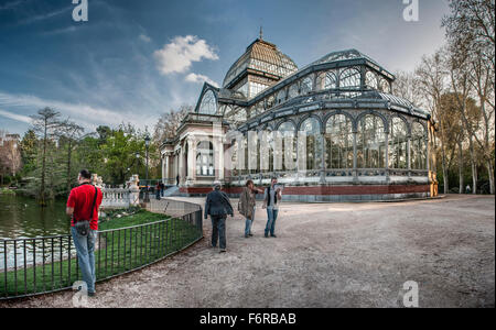 Spanien, Comunidad de Madrid, Madrid, Buen Retiro Park, Palacio de Cristal mit Touristen Stockfoto