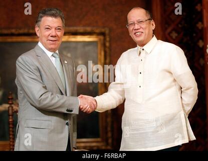 Philippinische Präsident Benigno Aquino III begrüßt Kolumbien Präsident Juan Manuel Santos, verlassen, bevor ihre bilateralen Treffen am Rande des APEC Leaders Summit im Malacanang Palace 17. November 2015 in Manila, Philippinen. Stockfoto