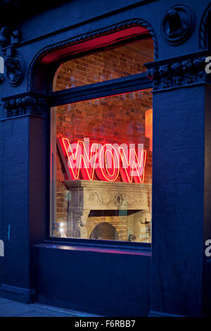 WOW in Neon-Buchstaben in einem Innendekoration-laden in Shoreditch, London Stockfoto