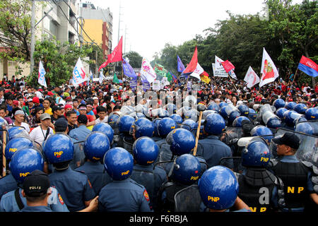 Manila, Philippinen. 19. November 2015. Mitglieder der Philippine National Police (PNP) Störung-Management (CDM) Inline das Philippine International Convention Center von den Demonstranten näher an die APEC Gipfel Veranstaltungsort abhängig. Asien/Pazifik ökonomische Mitarbeit (APEC) Treffen vom 17.-20. November 2015 erfolgt in Manila. Bildnachweis: Gregorio B. Dantes Jr./Pacific Press/Alamy Live-Nachrichten Stockfoto