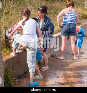 Menschen waschen Sie ihre Füße am Strand in Southwold, Suffolk, England, Großbritannien, Uk Stockfoto