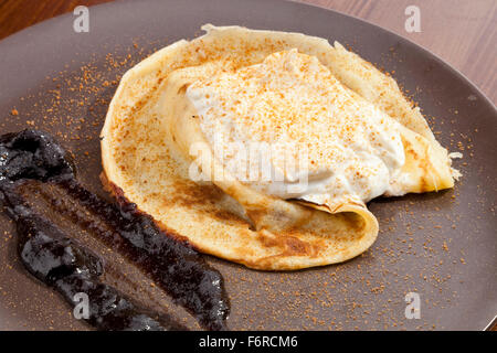 Crêpe-Pfannkuchen mit Schlagsahne Cram und Lebkuchen-Pulver Stockfoto