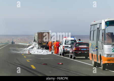 Verkehrsunfall am G 312 in China. Stockfoto