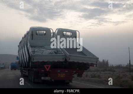 LKW-Transport, Turpan-Shanshan-Straße, Autonome Region Xinjiang, China. Stockfoto