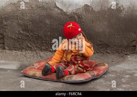 Uigurisches Mädchen, Yengisar, Autonome Region Xinjiang, China. Stockfoto