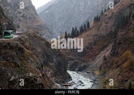 The Road Through, Tien Shan Mountains, Autonome Region Xinjiang, China. Stockfoto