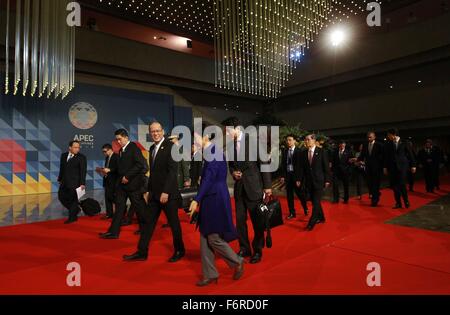 Manila, Philippinen. 19. November 2015. Philippinische Präsident Benigno Aquino III Escort asiatischen Führer für die APEC Leaders Summit vom Philippine International Convention Center 19. November 2015 in Pasay City, Manila, Philippinen eintreffen. Stockfoto