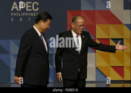 Manila, Philippinen. 19. November 2015. Philippinische Präsident Benigno Aquino III Escort chinesischen Staatspräsidenten Xi Jinping während der APEC Leaders Summit vom Philippine International Convention Center 19. November 2015 in Pasay City, Manila, Philippinen. Stockfoto