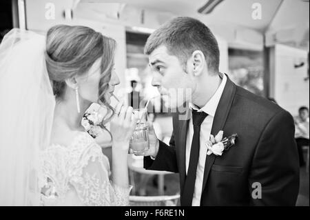 Lustige Hochzeit paar Getränke Saft Stockfoto