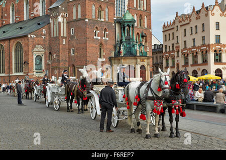 Pferdekutsche vor Kirche der Gottesmutter angenommen in Himmel oder St. Marien Basilika am Markt Platz von Krakau Stockfoto