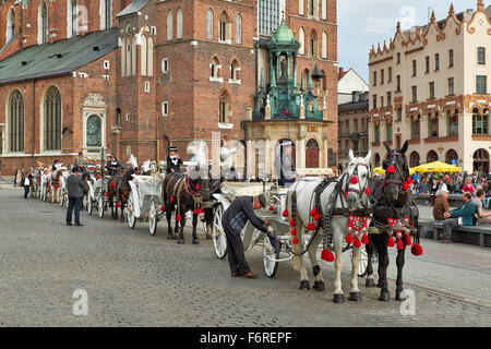 Pferdekutsche vor Kirche der Gottesmutter angenommen in Himmel oder St. Marien Basilika am Markt Platz von Krakau Stockfoto