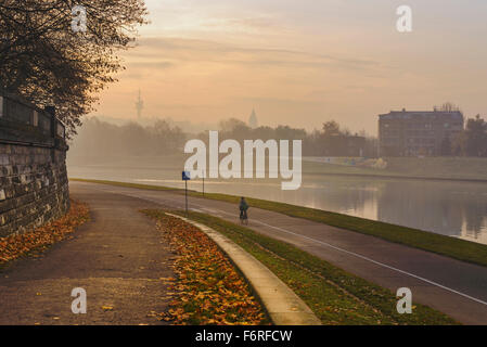 Krakau, Polen, 4. November 2015. Krakau-Stadtansicht von Wisla Ufer an der Grundwalski Brücke Süd-Richtung in Kazimierz Stockfoto