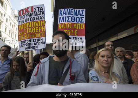 Athen, Griechenland. 19. November 2015. Demonstranten halten Banner und schreien Parolen außerhalb des Arbeitsministeriums. Zeitlich befristete Gemeinde Arbeiter gingen auf die Straße zu fordern Gehälter als fest angestellte Mitarbeiter und, dass ihre Verträge auf Dauer geändert werden. Bildnachweis: Nikolas Georgiou/ZUMA Draht/Alamy Live-Nachrichten Stockfoto