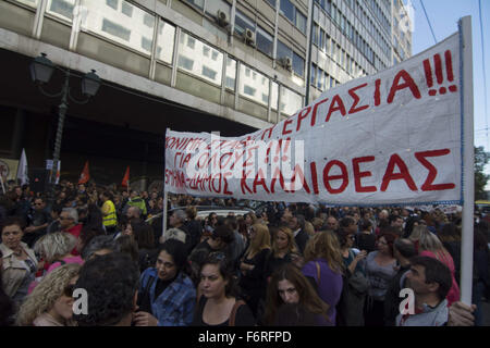 Athen, Griechenland. 19. November 2015. Demonstranten halten Banner und schreien Parolen außerhalb des Arbeitsministeriums. Zeitlich befristete Gemeinde Arbeiter gingen auf die Straße zu fordern Gehälter als fest angestellte Mitarbeiter und, dass ihre Verträge auf Dauer geändert werden. Bildnachweis: Nikolas Georgiou/ZUMA Draht/Alamy Live-Nachrichten Stockfoto