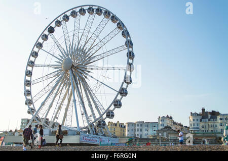 Eine Landschaft geschossen mit Brighton Beach und das große Riesenrad an einem strahlend blauen Sommertag. Stockfoto