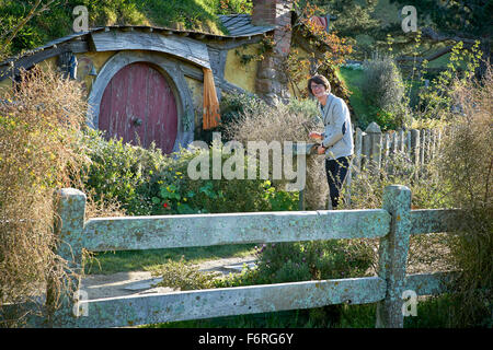 Teenager sammeln e-Mail Postfach außerhalb Hobbit Haus. Stockfoto