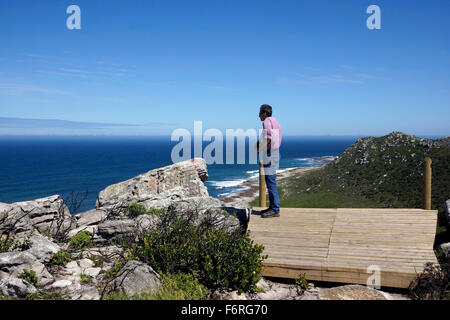 Besucher, die Blick auf den Ozean in das Naturschutzgebiet Kap der guten Hoffnung, Cape Town, Südafrika. Stockfoto