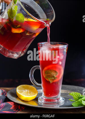 Die Mojito Gießen in das Longdrinkglas Stockfoto