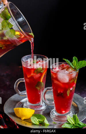 Der Granatapfel Mojito Gießen in das Longdrinkglas Stockfoto