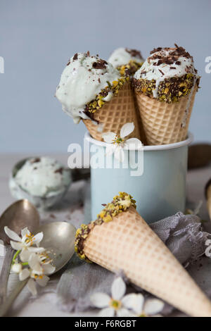Mint Choc Ice Cream in den Zapfen in einer Tasse Stockfoto