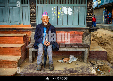 Älterer Mann sitzt auf der Straße von Kathmandu Stockfoto