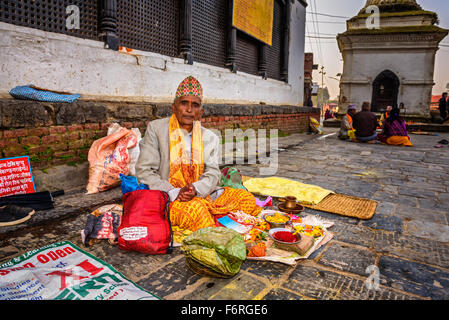 Nepalesen Mann verkaufte religiöse Werkzeuge in alten Tempelanlage Pashupatinath Stockfoto