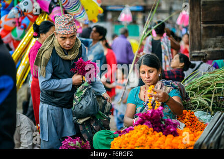 Nepalesische Frau verkaufen Blumen auf einem lokalen Markt in Kathmandu Stockfoto