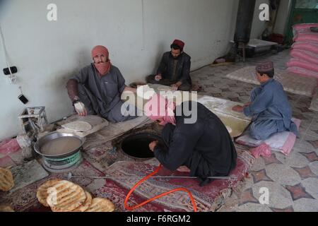 Kabul, Afghanistan. 19. November 2015. Afghanischen Männer arbeiten in einer Bäckerei in der Provinz Wardak, Afghanistan, 19. November 2015. Bildnachweis: Rahmat Alizadah/Xinhua/Alamy Live-Nachrichten Stockfoto