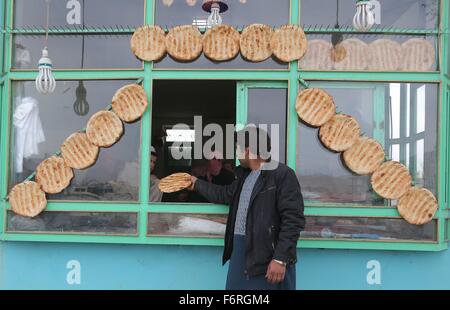 Kabul, Afghanistan. 19. November 2015. Ein afghanischer Mann kauft Brot aus einer Bäckerei in der Provinz Wardak, Afghanistan, 19. November 2015. Bildnachweis: Rahmat Alizadah/Xinhua/Alamy Live-Nachrichten Stockfoto